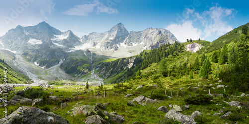 Panoramabild einer Berglandschaft in den österreichischen Alpen