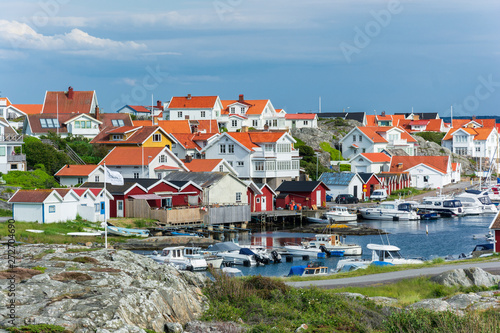 Colorful houses on coast of beautiful island of foto