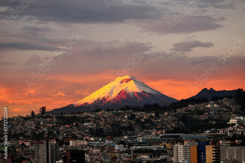 Amancer en Quito con el volcán Cotopaxi al fondo.