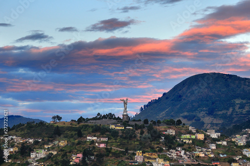 Virgen del Panecillo al amanecer. Vista desde el parque Itchimbía, Quito, Ecuador.