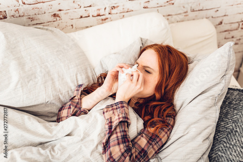 Junge Frau Krank im Bett auf Couch