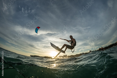 Surf rides Hydrofoilkite 