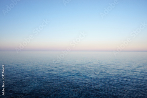 Seascape w delikatnych pastelowych kolorach z horyzontem morza i czyste niebo wcześnie rano. Morze Śródziemne