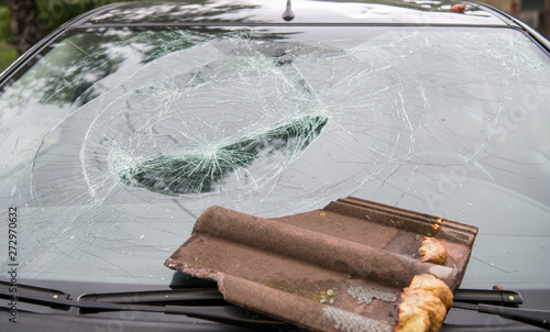 Unwetterschaden, durch Dachziegel beschädigtes Auto