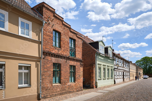 Straße mit typischen Wohnhäusern in Neuruppin, Deutschland
