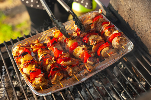 grill - szaszłyki, obracanie szaszłyków szczypcami