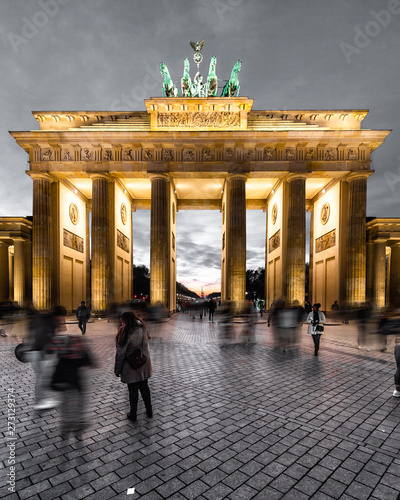 brandenburg gate at night