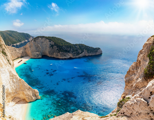 Panoramiczny widok słynnej wrakowej plaży Zakynthos z błękitno-turkusowym morzem i słońcem, Wyspy Jońskie, Grecja
