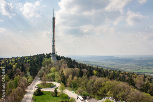 Panorama Gór Świętokrzyskich rozpościerająca się z wieży widokowej bazyliki Świętego Krzyża, w tle wieża teleomunikacyjna