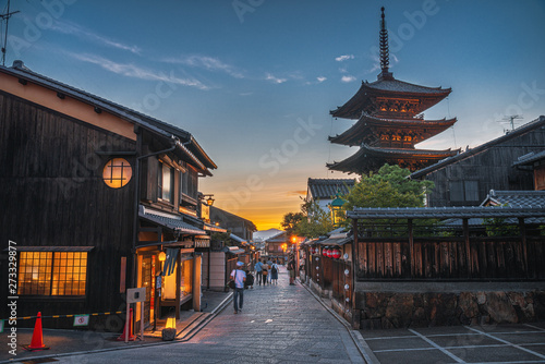 京都 夕暮れの八坂の塔