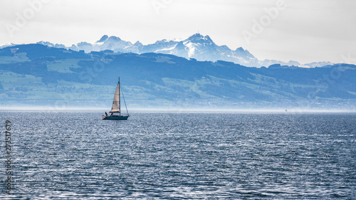 Ein Segelschiff auf dem Bodensee in Deutschland