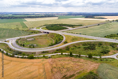 Ende der Ausbaustrecke der Autobahn 143 bei Halle mit Auffahrt und Abfahrt und der Bundesstraße 80 in ländlicher Region