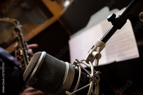microfono e sassofono in studio di registrazione