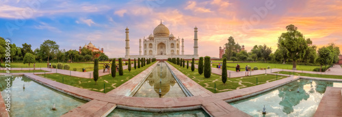 Taj Mahal Agra panoramiczny widok na wschód słońca. Taj Mahal znajduje się na liście światowego dziedzictwa UNESCO w Uttar Pradesh w Indiach.