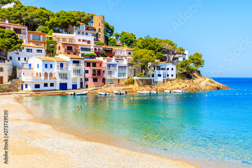 Kolorowi domy w morze zatoce z plażą w Sa Tuńczyka przybrzeżnej wiosce, Costa Brava, Hiszpania