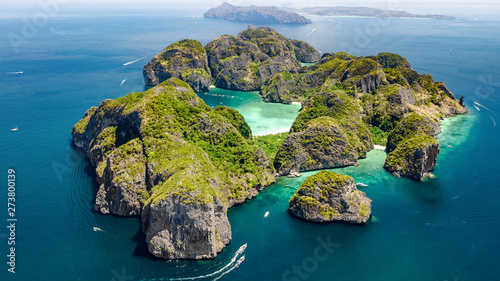 Widok z lotu ptaka na tropikalną wyspę Ko Phi Phi, plaże i łodzie w niebieskiej, czystej wodzie morskiej Andamanu z góry, piękne archipelagowe wyspy Krabi, Tajlandia