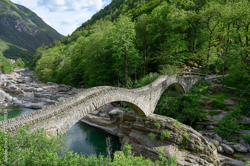Steinbogenbrücke bei Lavertezzo, Verzascatal, Tessin, Schweiz