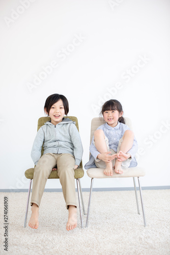 椅子に座る笑顔の子供