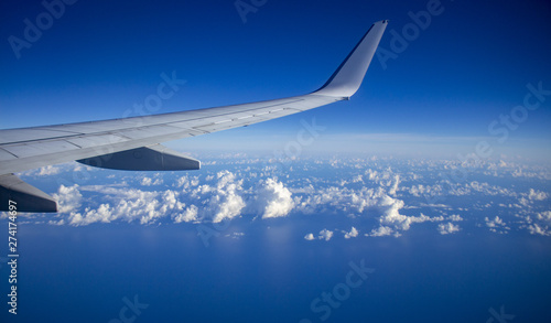 aile d'avion sur mer et nuages