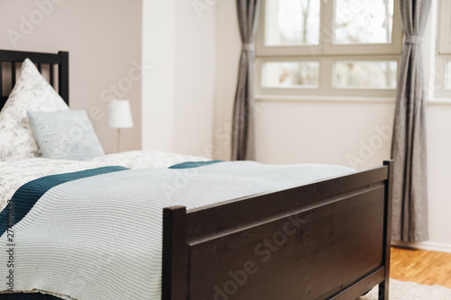 doppelbett in einem schlafzimmer oder hotel