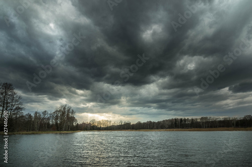 Burzowa chmura nad jeziorem.