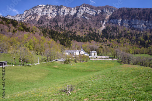 Le Monastère de Chalais, dominé par le Rocher de Chalves (alt 1844 m)