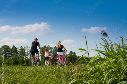 Rodzina na wycieczce rowerowej 