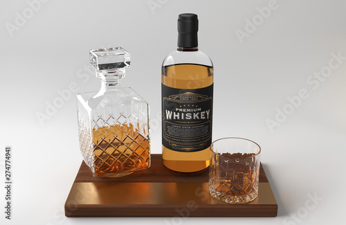 Butelka whiskey. Szklanka na drewnianej desce.