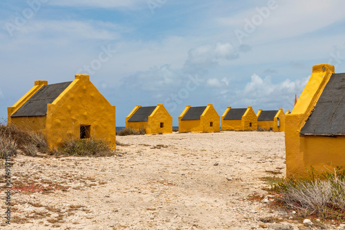 Insel Bonaire, mit den Häusern der Sklaven am Meer mit blauen Himmel.