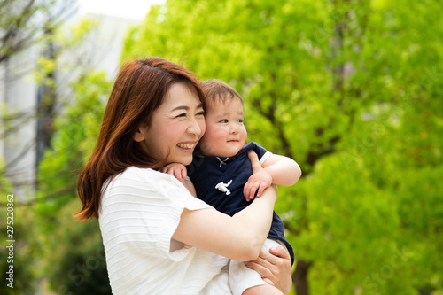 子供を抱き上げる母親