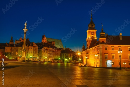 nocny widok placu zamkowego, Zamku Królewskiego, kolumny króla Zygmunta, katedry i starówki