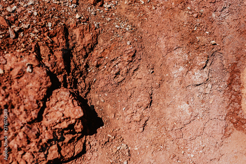 Dettaglio di terra roosa in cava di bauxite in Puglia Otranto e Spinazzola