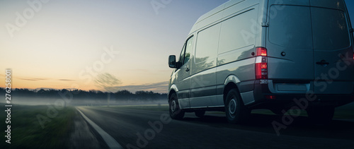 Lieferwagen bei Sonnenuntergang auf einer Landstraße