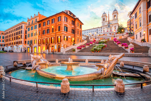 Piazza di Spagna w Rzymie, Włochy. Hiszpańskie kroki rano. Architektura i punkt orientacyjny Rzymu.