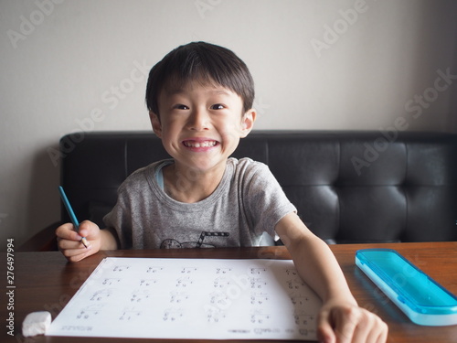 宿題ができた笑顔の子供