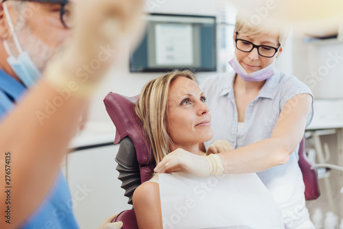 Zahnarzthelferin bereitet eine Behandlung vor