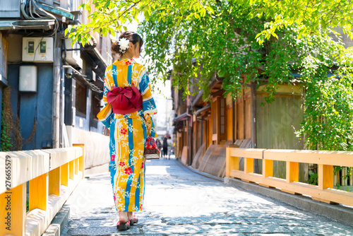 京都と浴衣の女性 イメージ