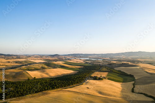 Valle di Orciano Pisano con balle di fieno e campi di grano immensi.