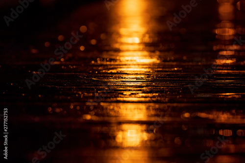 夜の雨の歩道