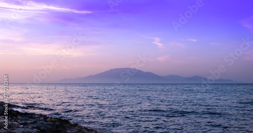 Zmierzchu widok Cephalonia wyspa (Kefalonia) widoczna od brzeg wyspy Zakynthos.
