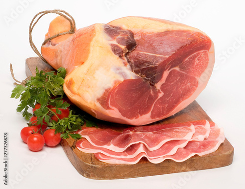 Prosciutto crudo intero su tagliere di legno