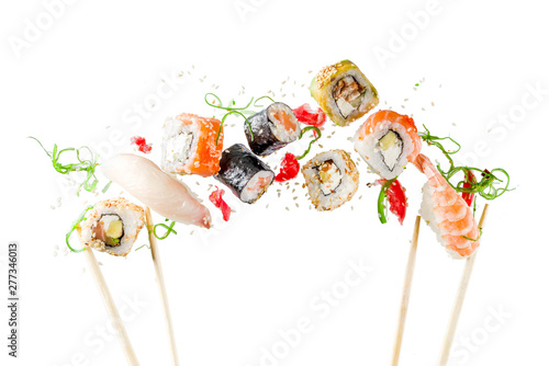 Wzór z sushi. Jedzenie streszczenie tło. Latający suszi, sashimi i rolki odizolowywający na białym tle.