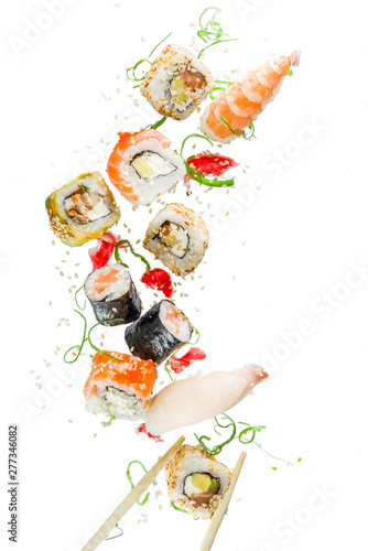 Wzór z sushi. Jedzenie streszczenie tło. Latający suszi, sashimi i rolki odizolowywający na białym tle.