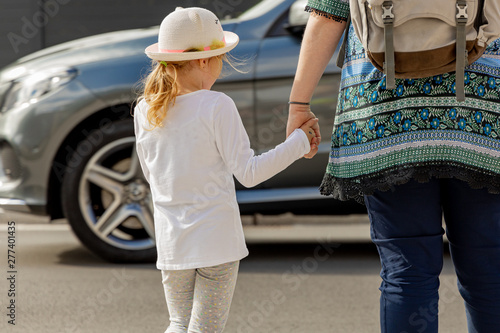 Kind mit Mutter im Straßen Verkehr beim Überqueren der Fahrbahn