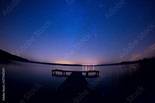 Droga mleczna gwiazdy astrofotografia jezioro kładka wszechświat kosmos