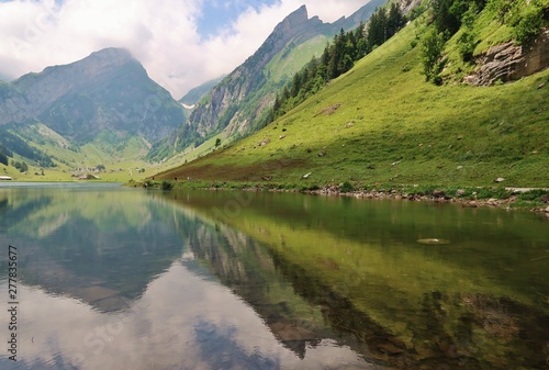 Wasserspiegelung am Seealpsee, Alpstein, Ostschweiz