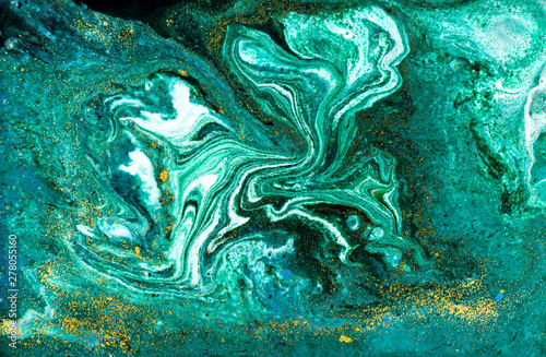 Liquid uneven green marbling pattern with glare of light