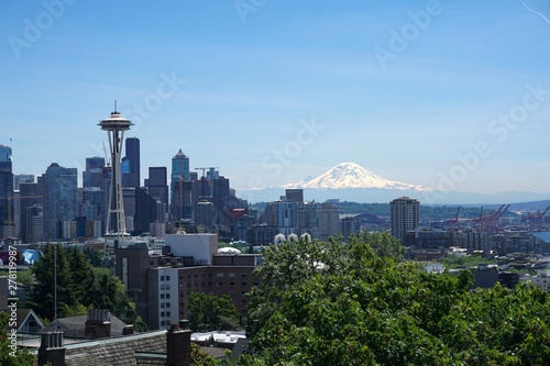 Seattle skyline with Mt Rainier in the background