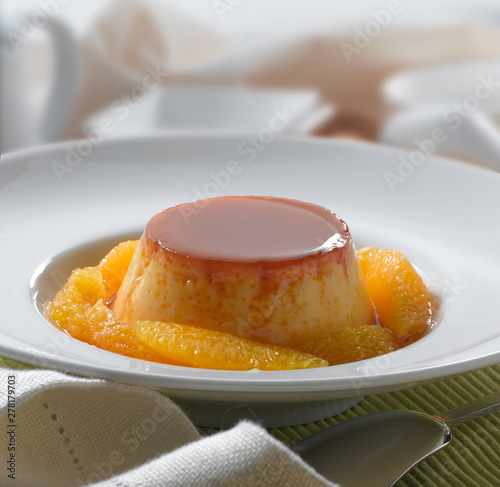 flan de naranja. Orange flan.