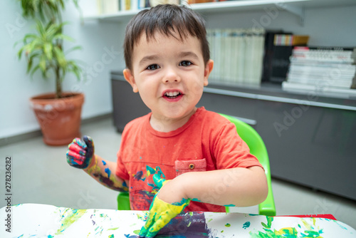 Niño con la cara llena de pintura 33